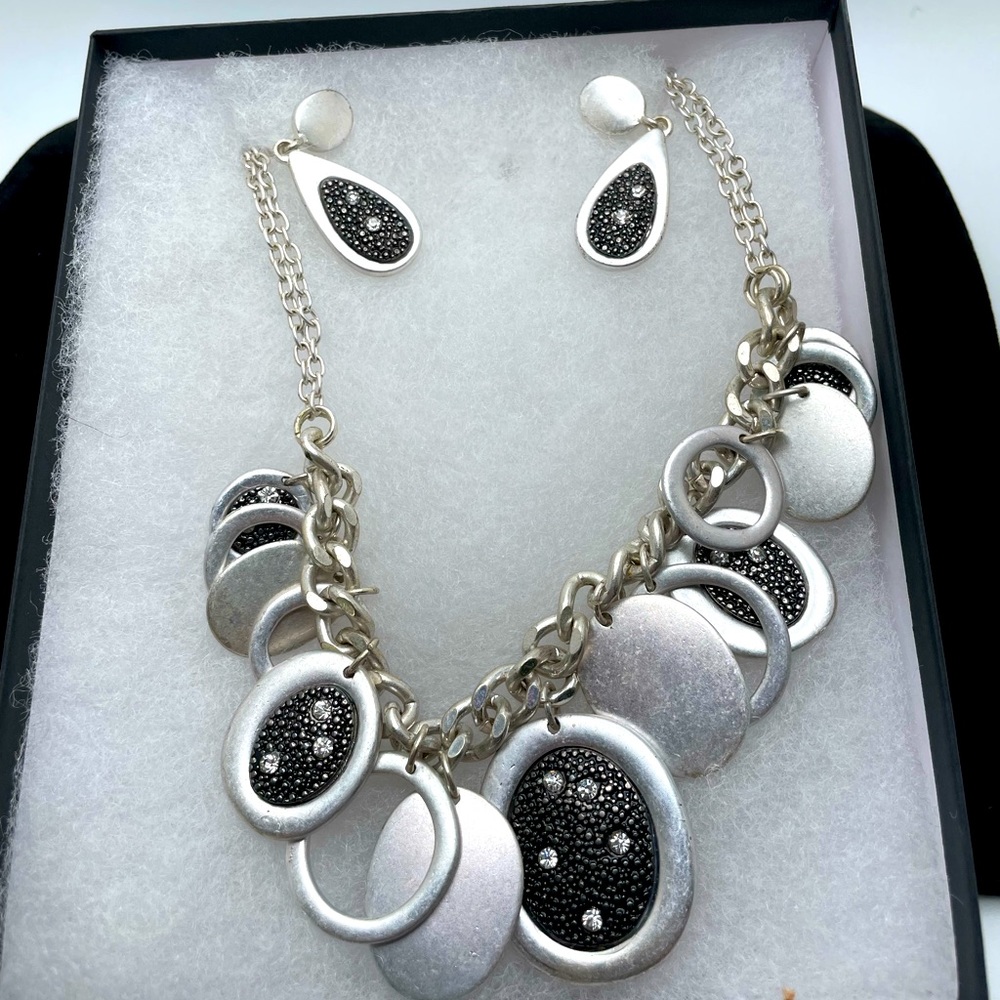 Set Silver and black Necklace, bracelet and earrings